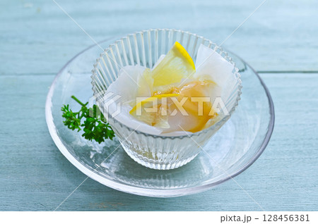 爽やかレモン風味の刺身こんにゃく 128456381