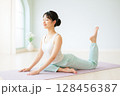 ストレッチをする一人の女性 128456387