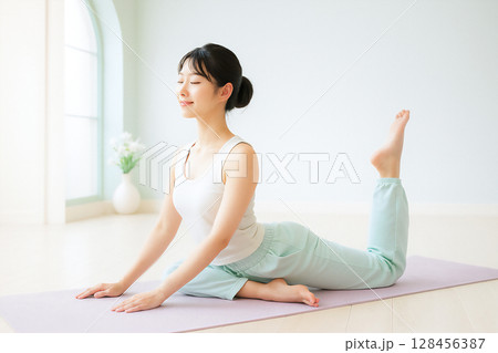 ストレッチをする一人の女性 ストレッチをする一人の女性 128456387