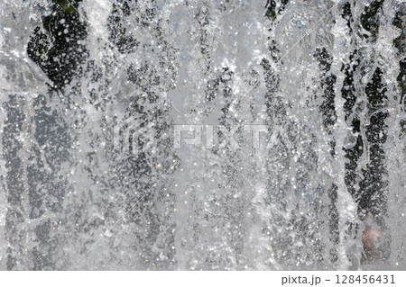 水しぶき 128456431