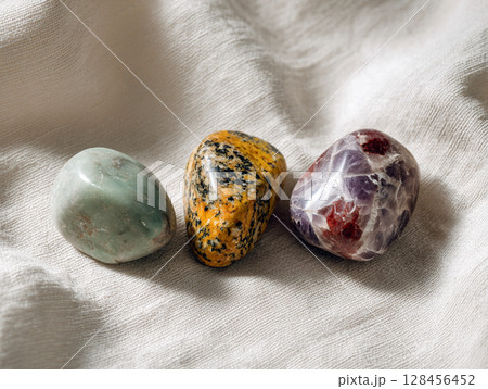 カラフルな3つの天然石　AI画像 128456452