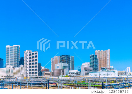 日本の東京都市景観 新幹線や芝浦アイランドケープタワーなど芝浦のタワーマンション群を望む 日本の東京都市景観 新幹線や芝浦アイランドケープタワーなど芝浦のタワーマンション群を望む 128456735