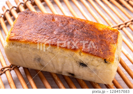 レーズン食パン 128457083