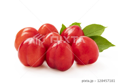 白バックのプラム 128457181