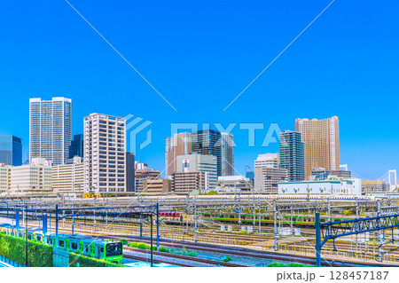 日本の東京都市景観　新幹線や山手線、芝浦アイランドケープタワーなど芝浦のタワーマンション群を望む 128457187