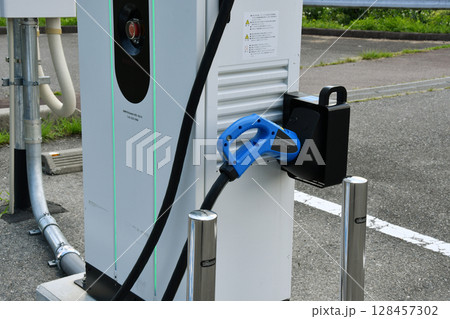 山の中のEVチャージ_03 山の中のEVチャージ_03 128457302