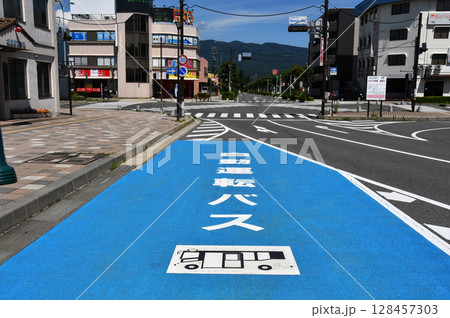 自動運転バスの路面標示_01 自動運転バスの路面標示_01 128457303