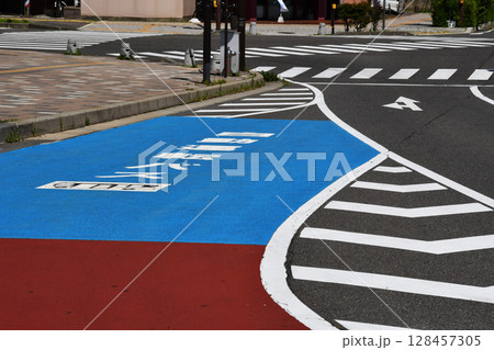 自動運転バスの路面標示_03 128457305