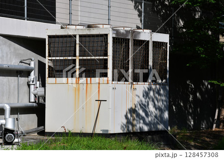 大型のエアコンコンプレッサー 128457308