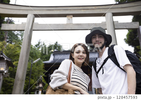 日本観光を楽しむ旅行者 日本観光を楽しむ旅行者 128457593