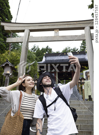 日本観光を楽しむ旅行者 日本観光を楽しむ旅行者 128457597