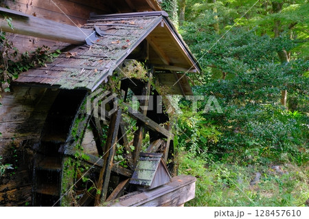 古びた木造水車小屋 128457610