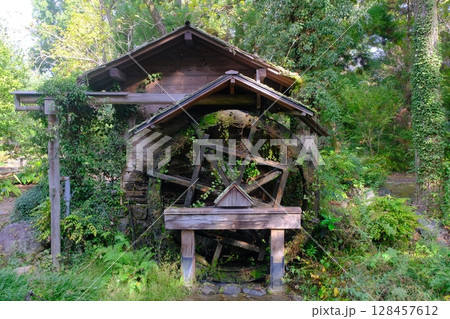 古びた木造水車小屋 128457612
