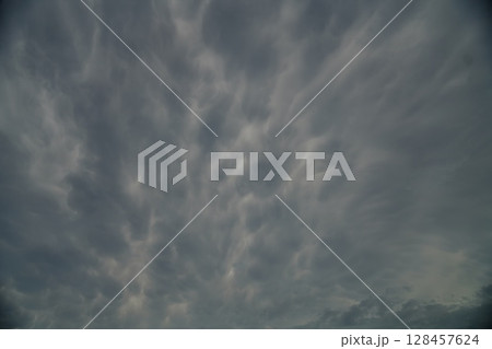 これぞ曇り空っていう雲だらけの空 128457624