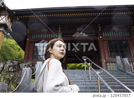 日本を旅する女性 128457857