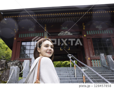 日本を旅する女性 128457858