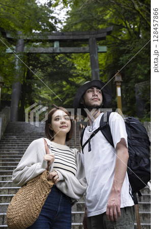 日本観光を楽しむ旅行者 128457866