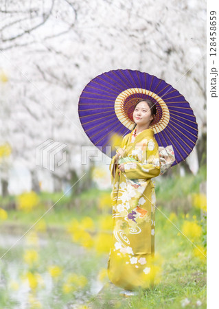 満開の桜を振袖で歩く若い女性 満開の桜を振袖で歩く若い女性 128458659