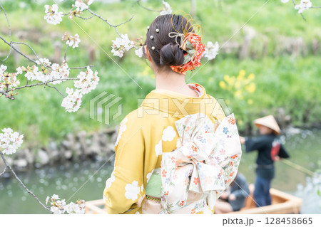 川越の桜と着物の女性 128458665