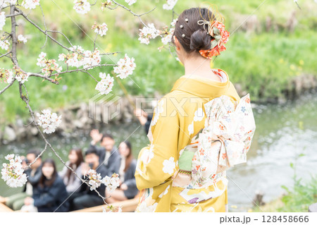 川越の桜と着物の女性 川越の桜と着物の女性 128458666