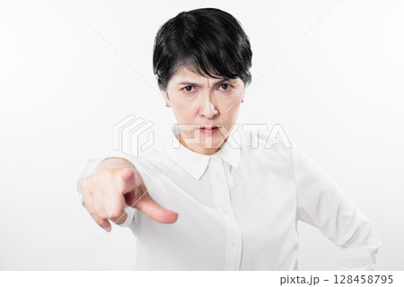 指をさして怒る中年女性 128458795