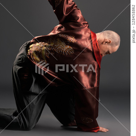 Men exercising with sword in studio 128458862