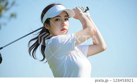 ゴルフをする女性 128458921