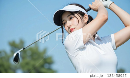 ゴルフをする女性 ゴルフをする女性 128458925