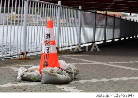 三角コーン 三角コーン 128458947