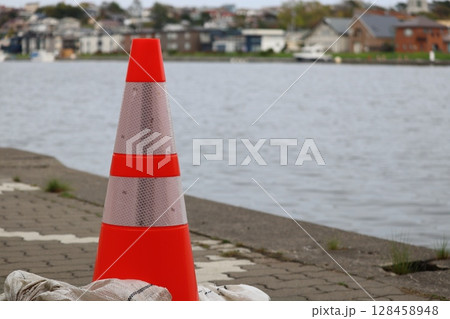 三角コーン 128458948