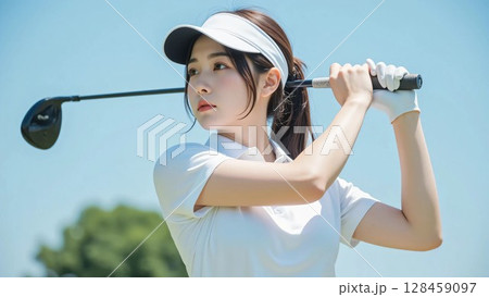 ゴルフをする女性 ゴルフをする女性 128459097