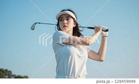 ゴルフをする女性 ゴルフをする女性 128459099