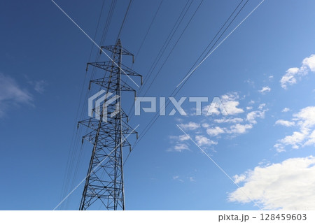 青空にそびえる鉄塔 青空にそびえる鉄塔 128459603