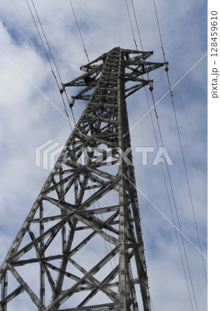 青空にそびえる鉄塔 青空にそびえる鉄塔 128459610