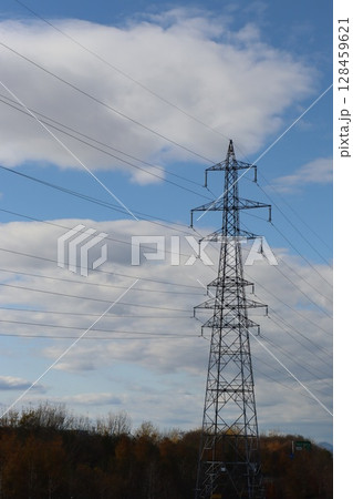 青空にそびえる鉄塔 青空にそびえる鉄塔 128459621