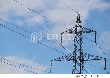 青空にそびえる鉄塔 128459628
