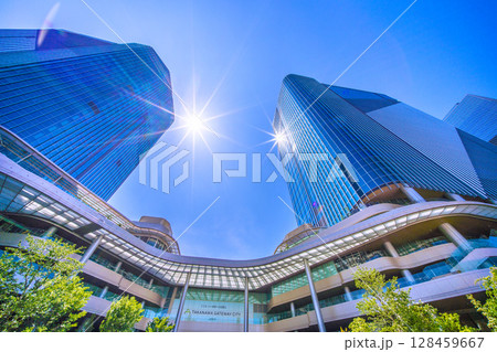 日本の東京都市景観 希望の光…高輪ゲートウェイ駅前の高輪ゲートウェイシティなどを望む 日本の東京都市景観 希望の光…高輪ゲートウェイ駅前の高輪ゲートウェイシティなどを望む 128459667