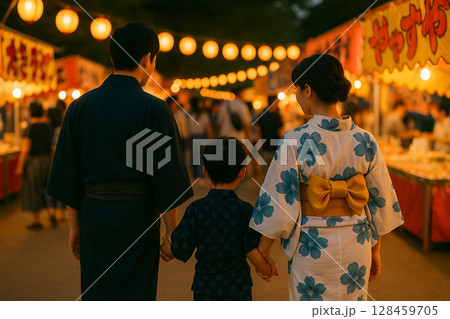 夏祭りを楽しむ浴衣姿の人々と夜の屋台風景 128459705