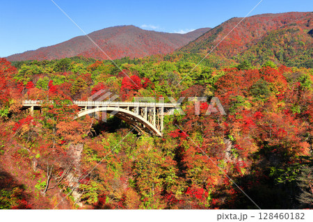 【宮城県】快晴の鳴子峡の紅葉 128460182