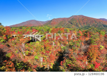 【宮城県】快晴の鳴子峡の紅葉 128460196