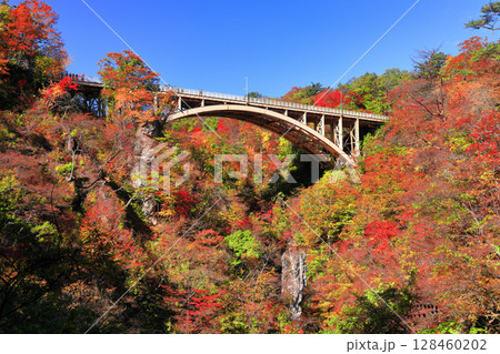 【宮城県】快晴の鳴子峡の紅葉 128460202