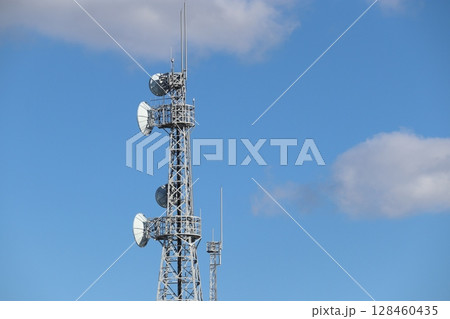 青空にそびえ立つ電波塔 青空にそびえ立つ電波塔 128460435