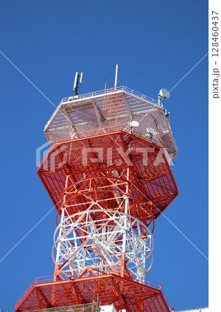 青空にそびえ立つ電波塔 青空にそびえ立つ電波塔 128460437