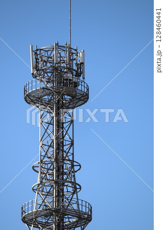 青空にそびえ立つ電波塔 青空にそびえ立つ電波塔 128460441