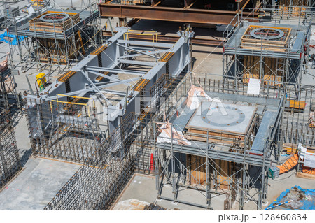 建設現場に搬入したタワークレーンの基礎(土台) 建設現場に搬入したタワークレーンの基礎(土台) 128460834
