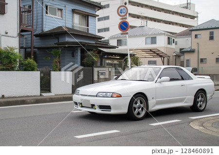 住宅街を走るレトロセダン 平成クルマ 128460891