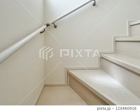 木造階段と手すり 128460916