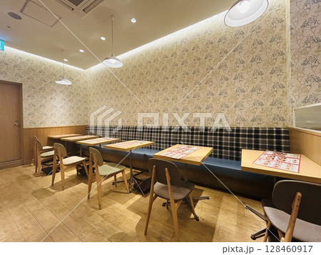 飲食店のテーブルと椅子 128460917