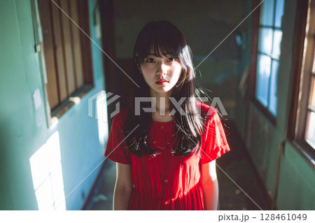 人間か幽霊か赤い服を着た謎の女性02 128461049