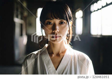 廃屋で死装束を着た謎の日本人女性 128461051